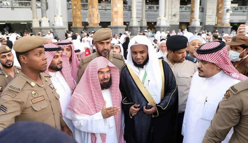 السديس يتفقد إدارات المسجد الحرام ويطيّب الحجر الأسود والملتزم - أخبار السعودية   صحيفة عكاظ