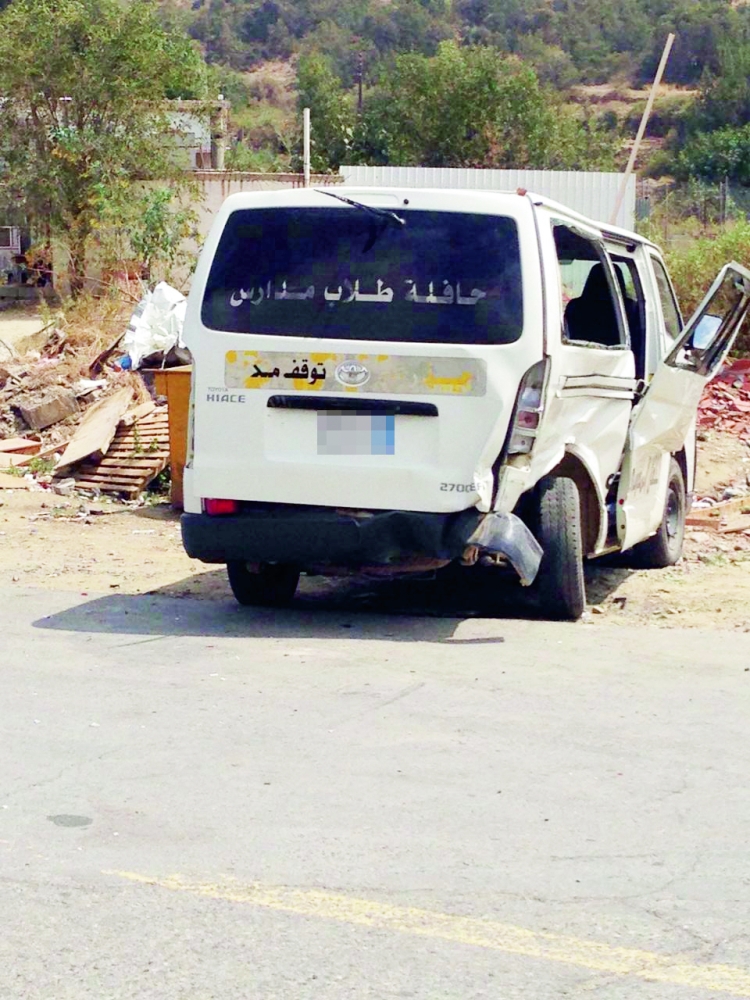 حافلة الطالبات بعد تعرضها للحادثة المرورية أمس الأول. (عكاظ)