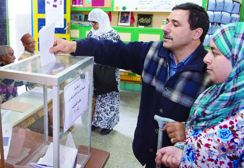 مغربي يدلي بصوته في الانتخابات البرلمانية في مركز للاقتراع في الرباط أمس. (أ. ف. ب) 