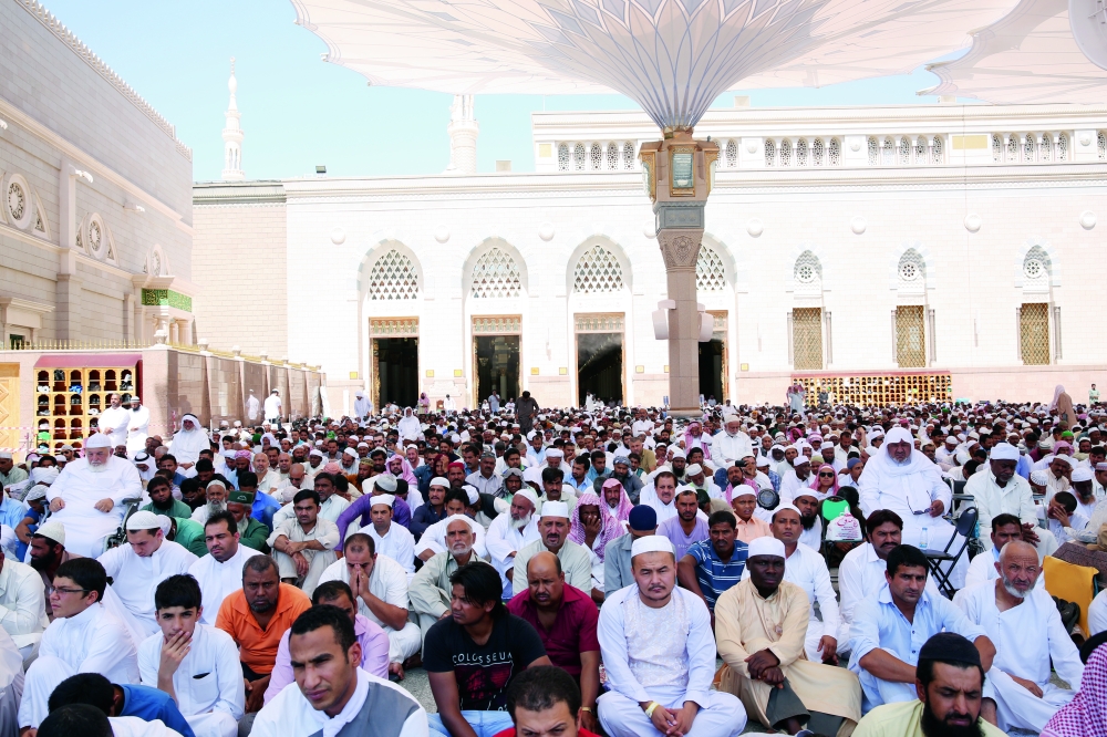 عدد من المصلين في رحاب المسجد النبوي أمس 