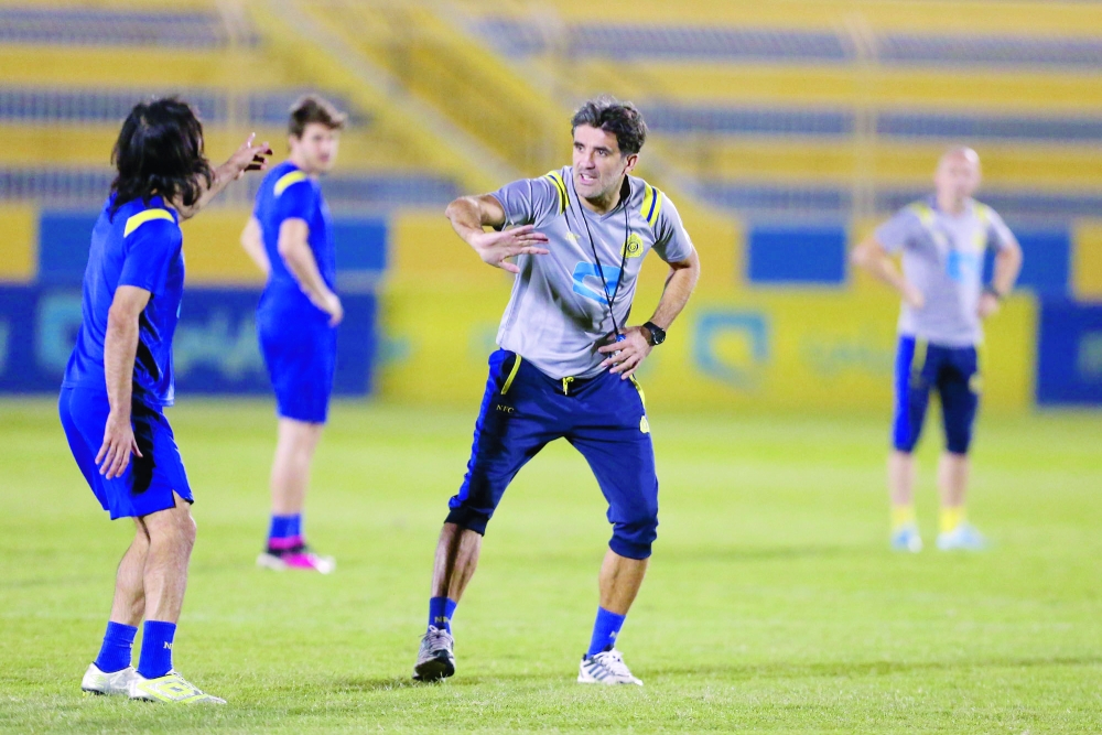 زوران يوجه اللاعب عبدالغني في تدريب النصر أمس. (عكاظ)