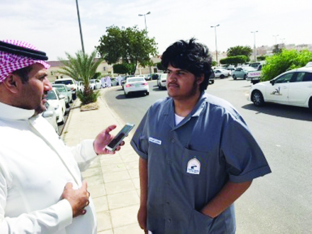 طلاب الجامعة يتحدثون لـ«عكاظ».