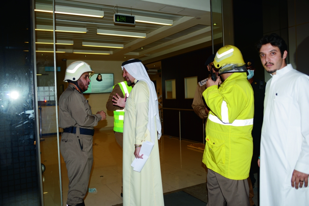 اللجنة الثلاثية خلال مباشرتها حريق المستشفى أمس الأول. (تصوير: عبدالسلام السلمي)