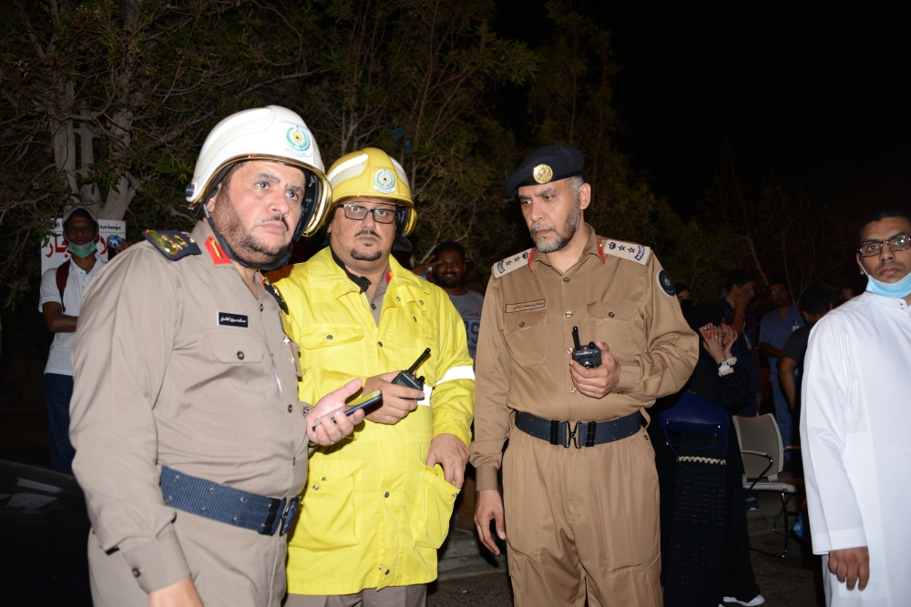 مسؤولو الدفاع المدني خلال مباشرة الحادثة ومنع عمل المشفى. 