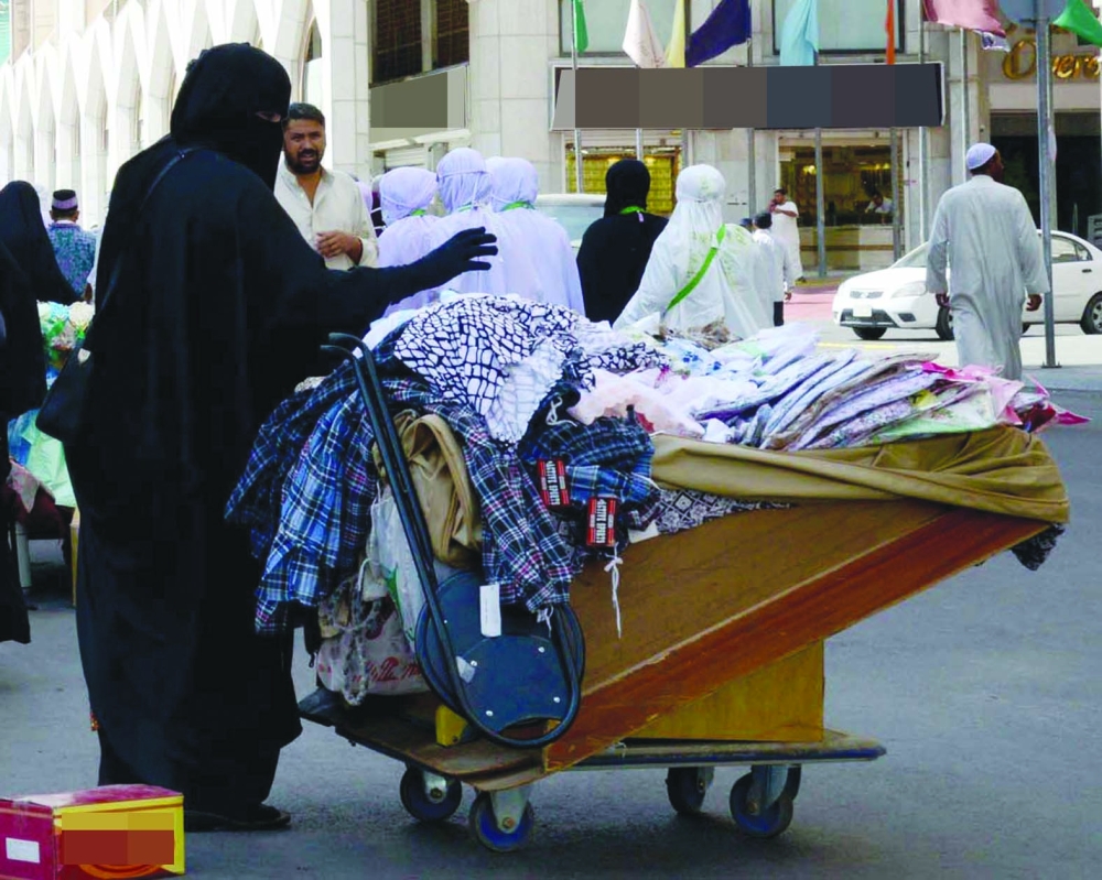 





بائعة تعرض بضاعتها على عربة متنقلة في المنطقة المركزية.    (تصوير: عبدالمجيد الدويني)