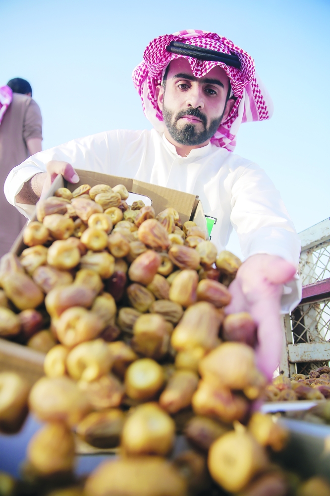 





جودة تمور القصيم جعلتها مطلبا أول. 
(تصوير: عبدالله الشريدة)