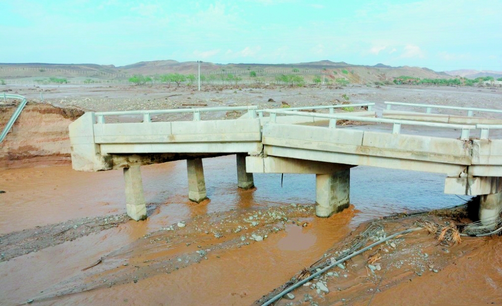 



سيول وأمطار العام الماضي حطمت جسر وادي تريم.  (عكاظ)