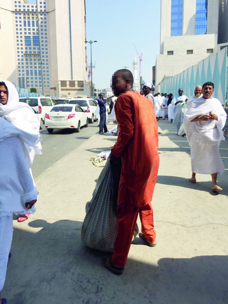 عدسة «عكاظ» رصدت أمس الأول بائعا أفريقيا يسوق للمستحضرات الوهمية.  (تصوير: مقبل العمراني)