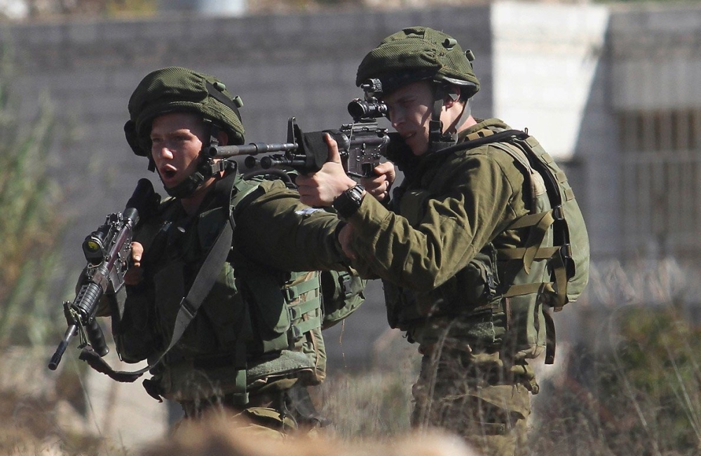 1923135374israeli-soldiers-shooting-at-palestinian-protestors-against-illegal-settlement-construction-in-al-jalzoo