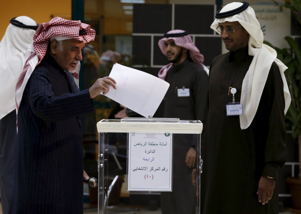 A man casts his vote at a polling station during municipal elections, in Riyadh, Saudi Arabia December 12, 2015. REUTERS/Faisal Al Nasser 