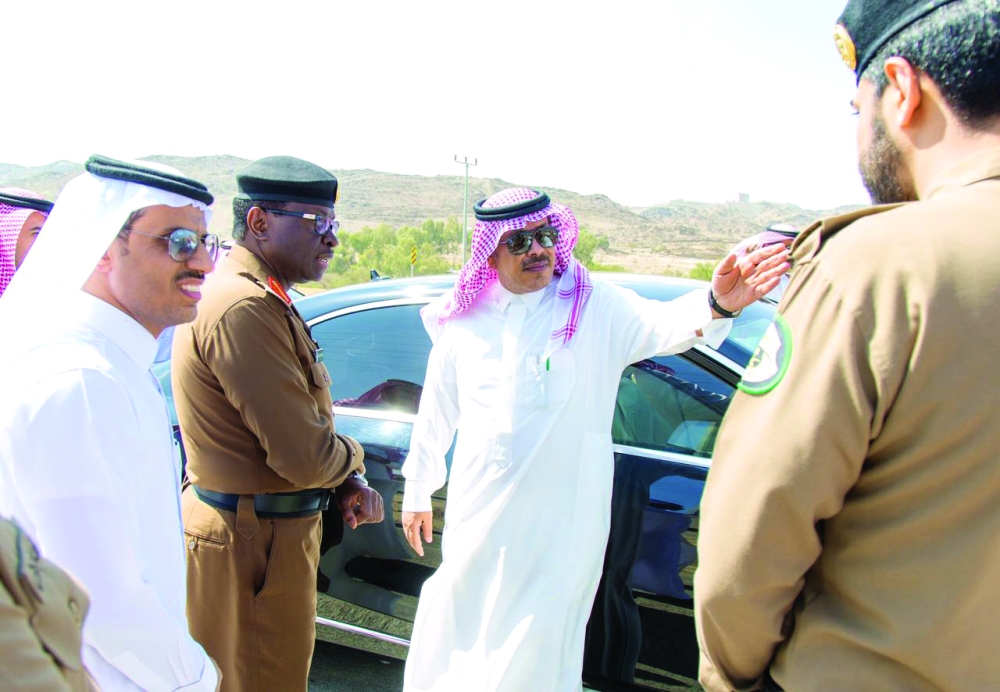 الأمير مشاري بن سعود يقف ميدانيا على حادث مروري بطريق المطار في الباحة. (عكاظ)