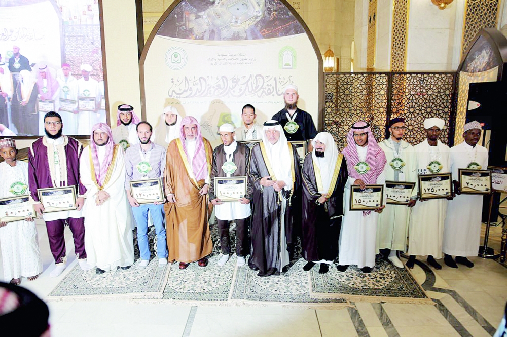 





الأمير خالد الفيصل متوسطا الفائزين بالجائزة. (تصوير: أحمد بارجاء)