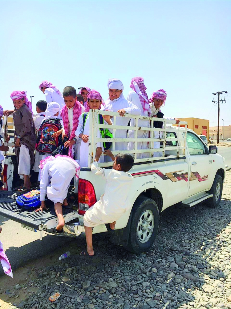 طلاب في مركبة مكشوفة أثناء عودتهم من المدرسة في قرية الجعبة.   (تصوير: عبدالله سيف)