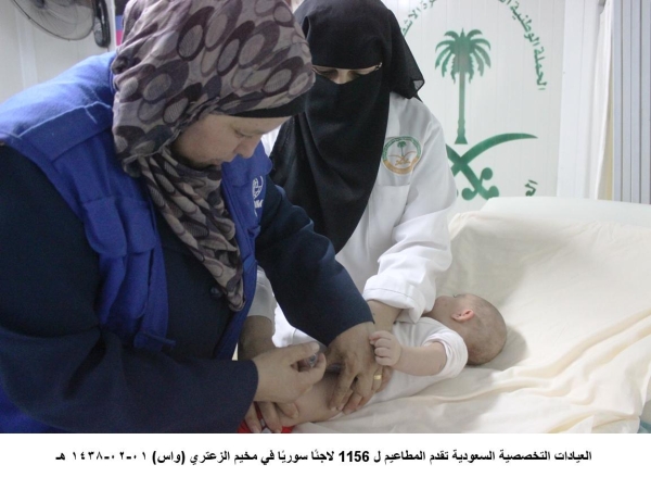 أثناء تطعيم أحد الأطفال السوريين في العيادات التخصصية السعودية أمس (الثلاثاء). 