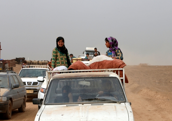 A displaced Iraqi family flees after escaping from Islamic State controlled village of Abu Jarboa during clashes with IS militants near Mosul, Iraq November 1, 2016. REUTERS/Ahmed Jadallah