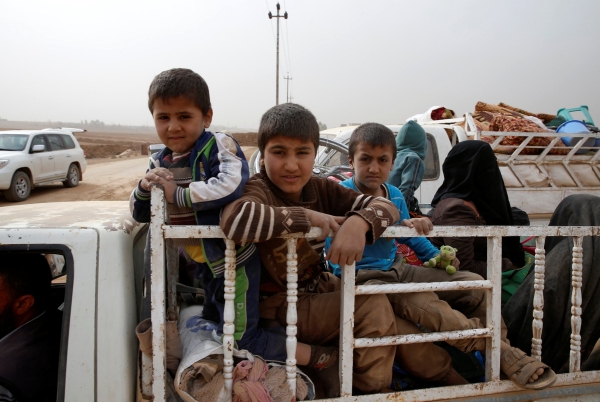 A displaced Iraqi family flees after escaping from Islamic State controlled village of Abu Jarboa during clashes with IS militants near Mosul, Iraq November 1, 2016. REUTERS/Ahmed Jadallah