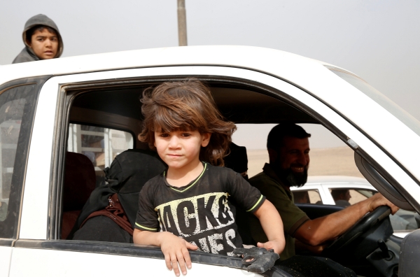 A displaced Iraqi child holds a toy gun while fleeing with his family after escaping from Islamic State controlled village of Abu Jarboa during clashes with IS militants near Mosul, Iraq November 1, 2016. REUTERS/Ahmed Jadallah