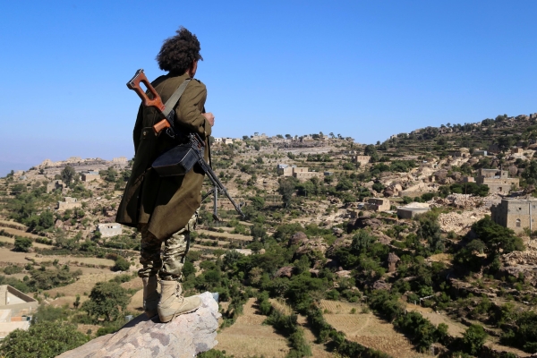 TOPSHOT - A Yemeni tribesman from the Popular Resistance Committee, supporting forces loyal to Yemen's Saudi-backed President Abedrabbo Mansour Hadi, stands on top of hill in the central city of Taiz, on November 1, 2016. / AFP / AHMAD AL-BASHA
