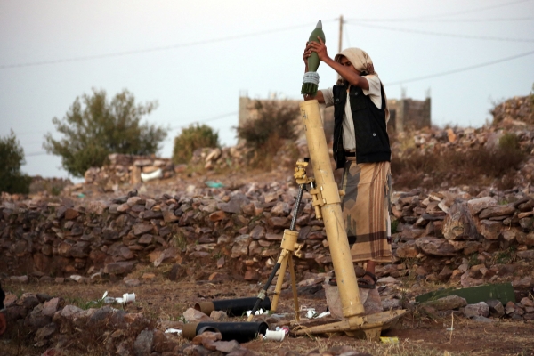 TOPSHOT - A Yemeni tribesmen from the Popular Resistance Committee, supporting forces loyal to Yemen's Saudi-backed President Abedrabbo Mansour Hadi, places a mortar shell into a rocket launcher in the country's third-city Taez during clashes with Shiite Huthi rebels, on November 1, 2016. / AFP / AHMAD AL-BASHA
