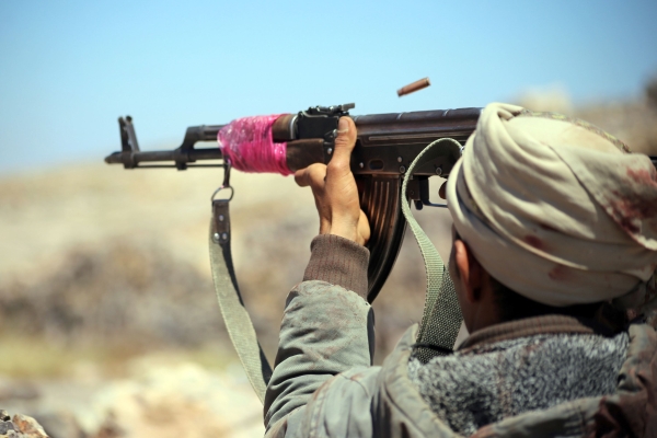 A Yemeni tribesman from the Popular Resistance Committee, supporting forces loyal to Yemen's Saudi-backed President Abedrabbo Mansour Hadi, fires a weapon in the country's third-city Taez during clashes with Shiite Huthi rebels, on November 1, 2016. / AFP / AHMAD AL-BASHA
