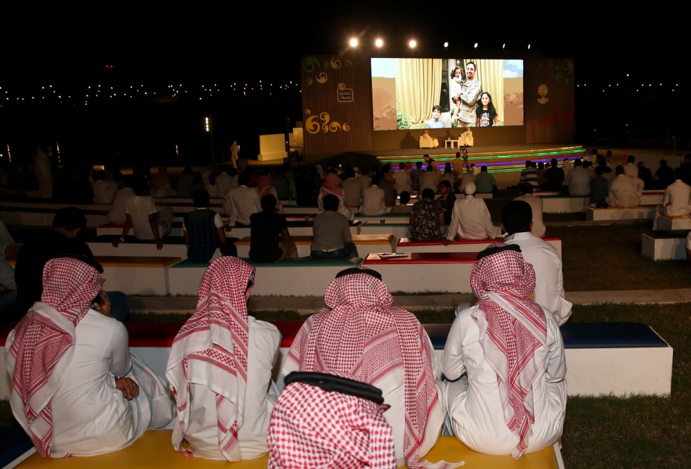 مسرح حكايا أثنار فقرة «حكايا مرابطين»، وفي الصورة الدكتور عبدالله المغلوث مع عدد من الأطفال.