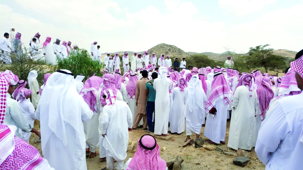 مشيعو الفقيد في مقبرة قرى الحاجر.  (عكاظ)