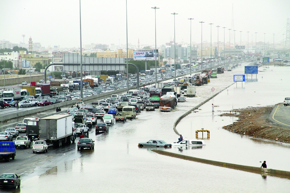 فاجعة السيول في جدة كشفت عددا من التجاوزات المنظورة أمام المحاكم. (عكاظ) 