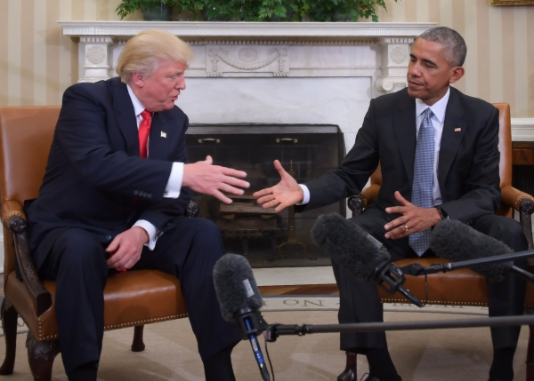 TOPSHOT - US President Barack Obama and Republican President-elect Donald Trump shake hands during a transition planning meeting in the Oval Office at the White House on November 10, 2016 in Washington,DC. / AFP / JIM WATSON
