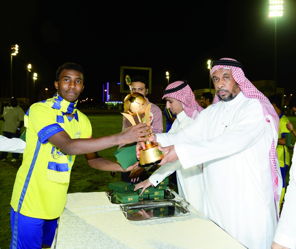 



عمر المهنا لحظة تتويج قائد النصر بالكأس.