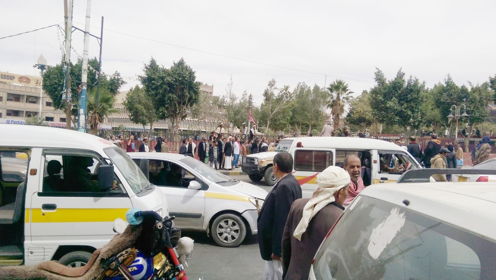 متظاهرون في ميدان التحرير بصنعاء يطالبون الميليشيات بصرف رواتبهم أمس.  (عكاظ) 