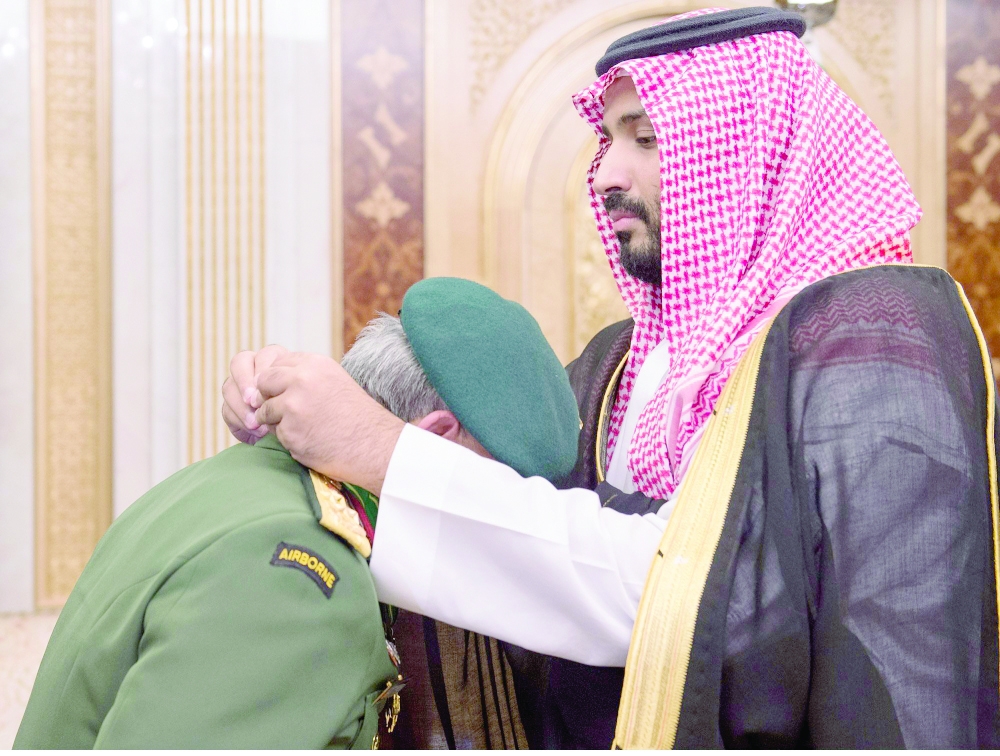 الأمير محمد بن سلمان مقلداً الفريق أول تان سري وسام الملك عبدالعزيز. (واس)