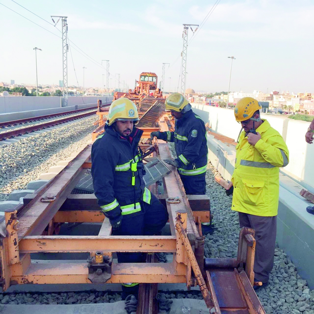 



مدير الدفاع المدني بجدة خلال مباشرة فريق التحقيق الحادثة. (عكاظ)