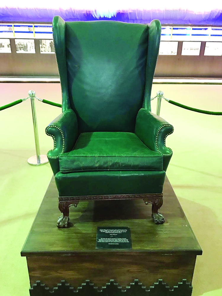 الكرسي الذي جلس عليه الملوك سعود وفيصل وخالد رحمهم الله في مناسبات أرامكو. «عكاظ» 