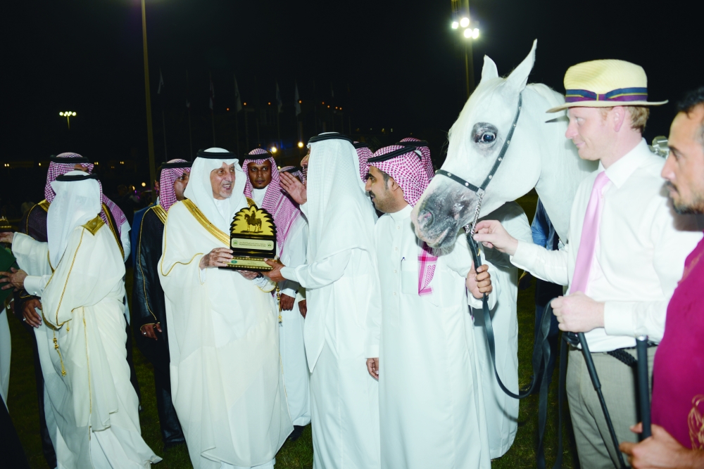 الأمير خالد توج المشاركين بحضوره.