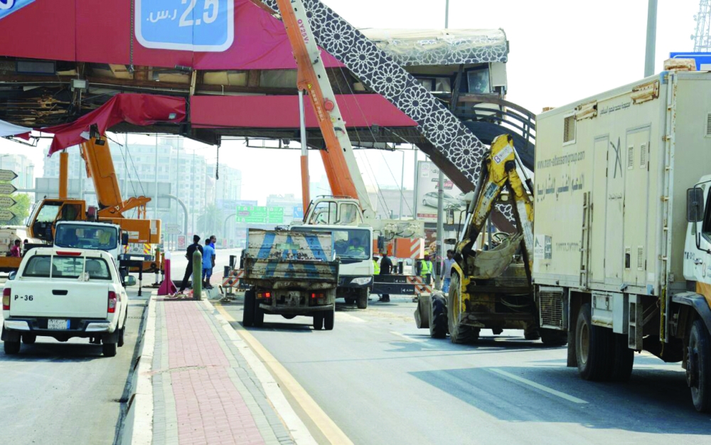 



موقع ارتطام الشاحنة بالجسر الخشبي.   (تصوير: موسى الاحمري)