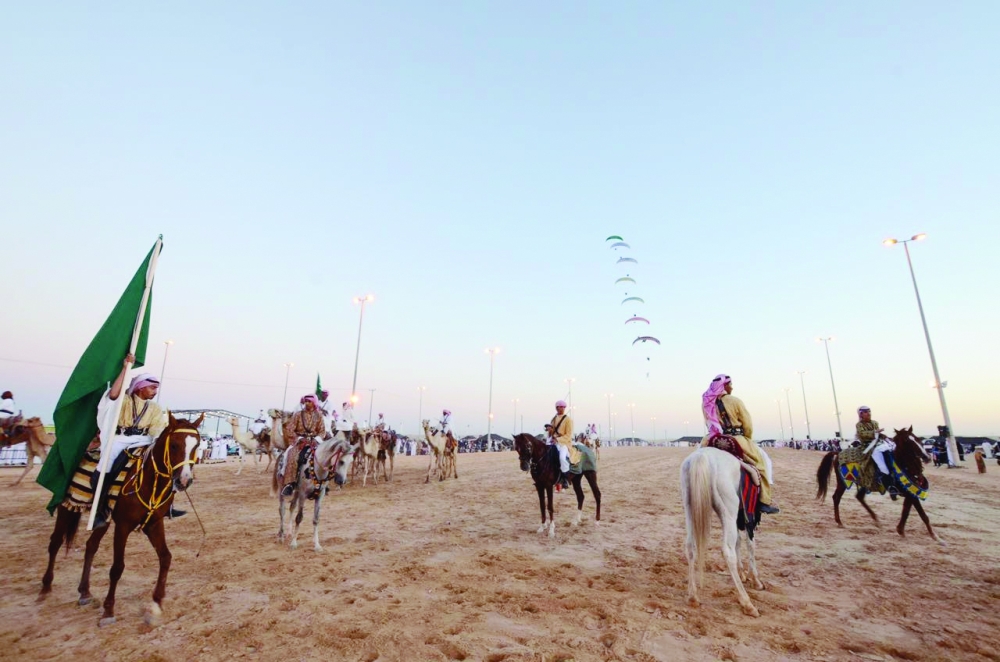 



عروض «سفاري بقيق» جذبت القاصدين من جنسيات عدة.