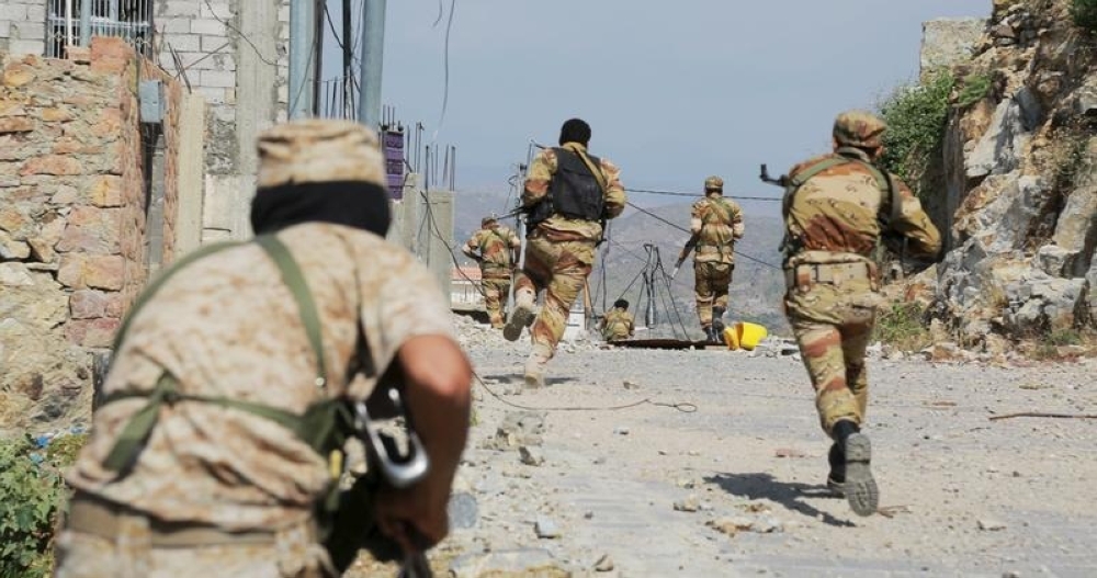 Soldiers loyal to Yemen's government run during a training exercise in the country's southwestern city of Taiz, December 14, 2015. REUTERS/Stringer        EDITORIAL USE ONLY. NO RESALES. NO ARCHIVE