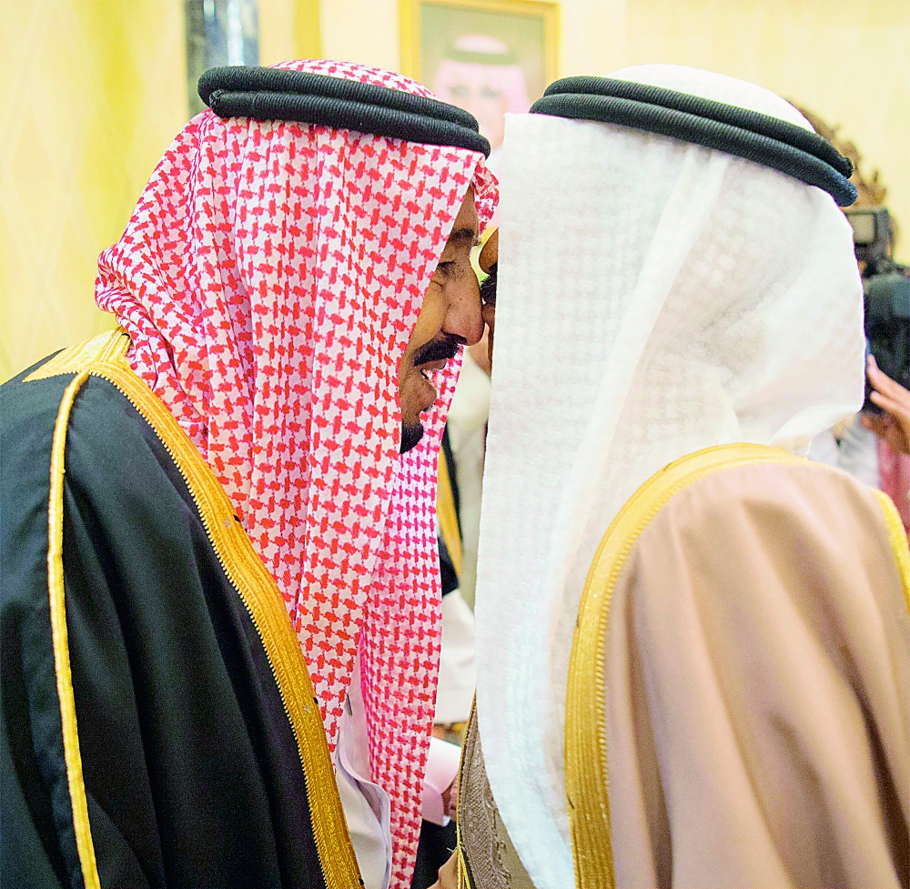 تحية إخاء ومحبة بين الملك سلمان والأمير خليفة بن سلمان 