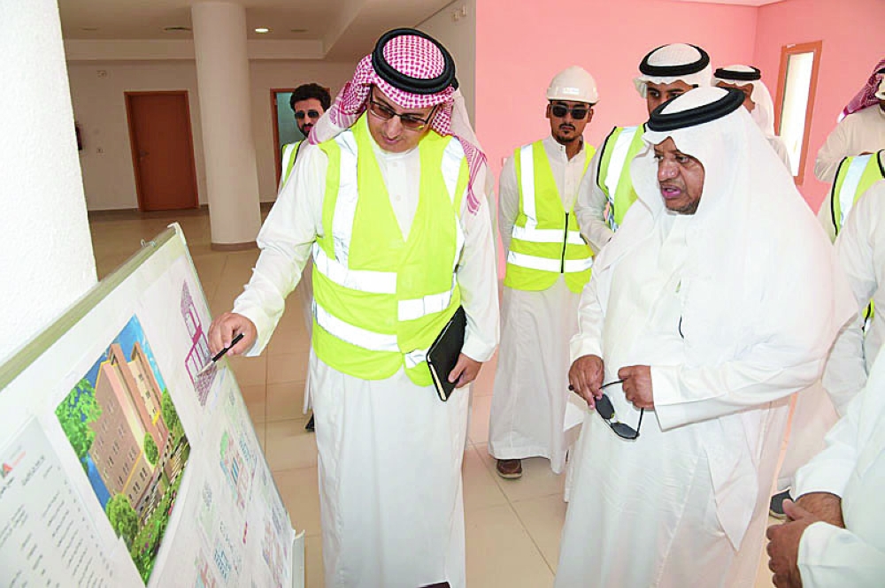 الثقفي مستمعاً إلى شرح عن مراحل الإنجاز في المشاريع التعليمية. (تصوير: عبدالرحمن الحسني)