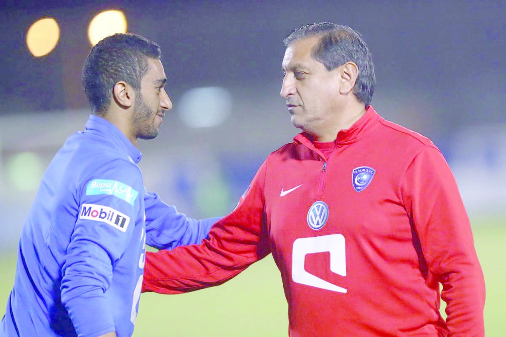 مدرب الهلال الأرجنتيني دياز يوجه أحد لاعبي الهلال. (المركز الإعلامي بنادي الهلال)