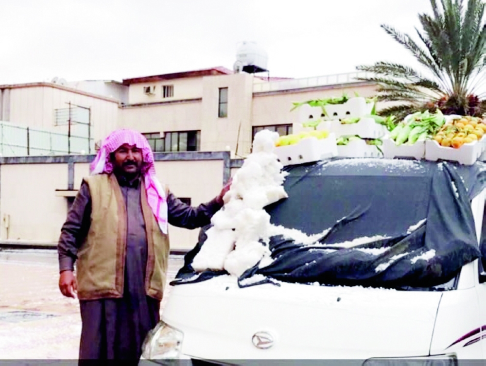 



صورة تداولها مغردون لبائع خضار وهو يضع البرَد بالقرب من بضاعته في أجواء جميلة تشهدها منطقة تبوك.