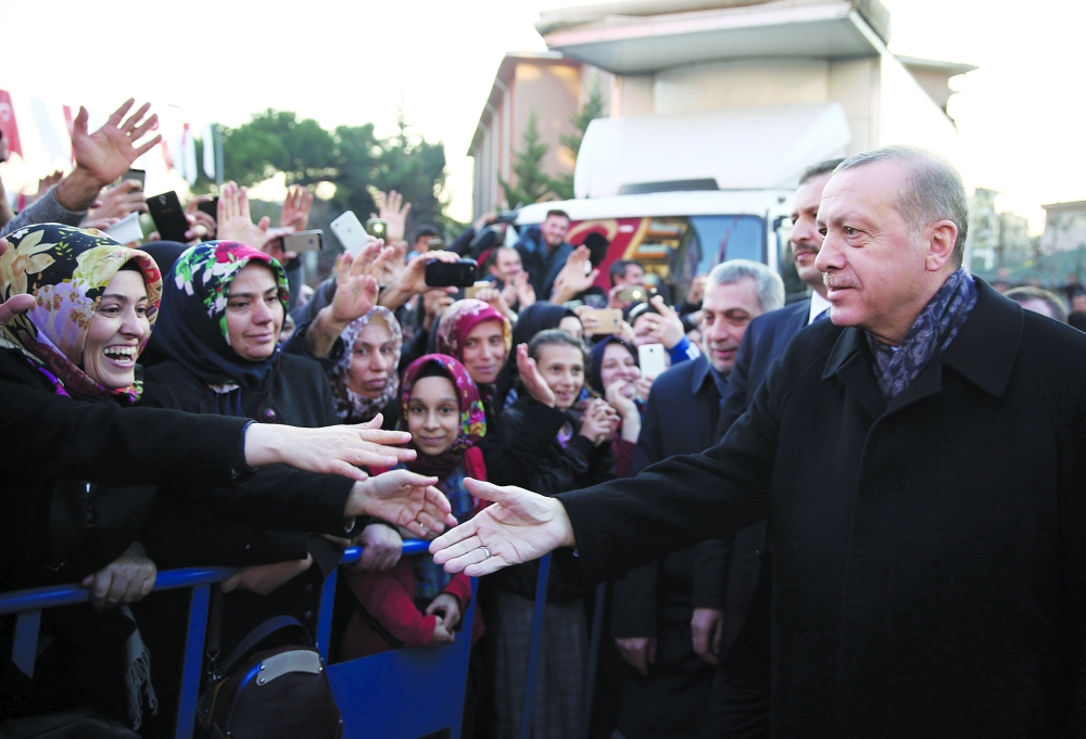 الرئيس التركي رجب طيب أردوغان مصافحا مؤيديه في مؤتمر بمدينة إسطنبول اتهم خلاله الاتحاد الأوروبي بالخيانة، مهددا بالسماح لمئات الآلاف من طالبي اللجوء وغيرهم من المهاجرين بالدخول لأوروبا. (أ.ف.ب)