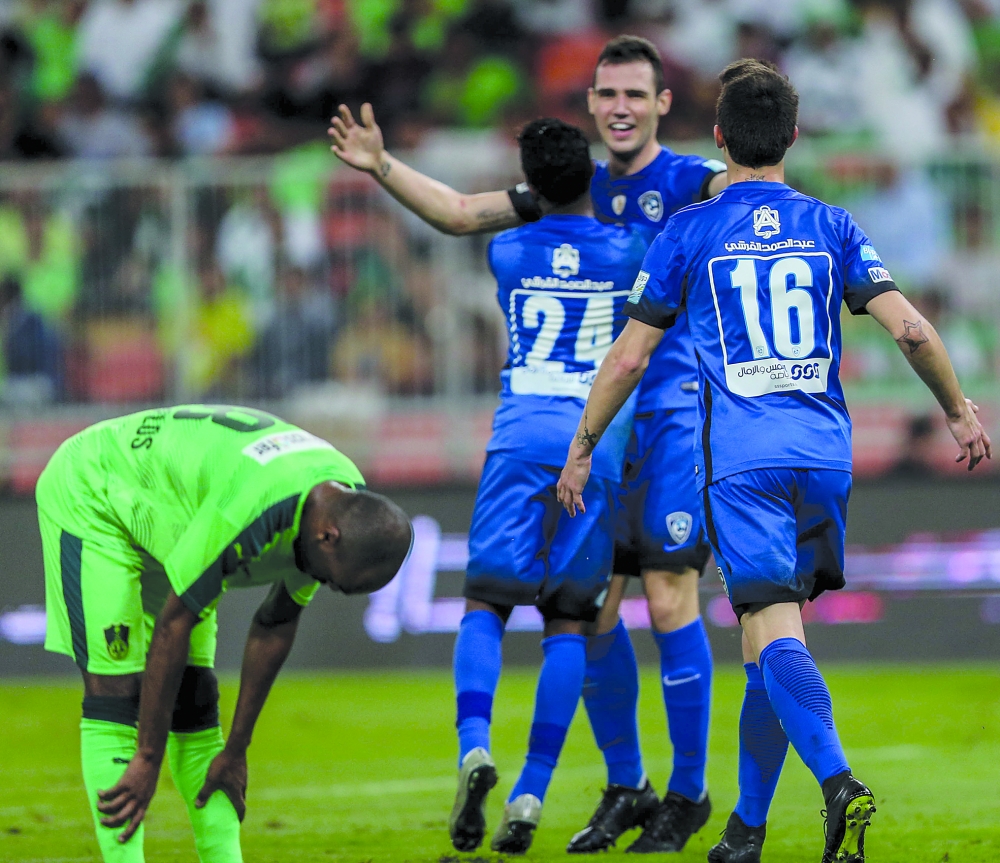 مهاجم الهلال ليو يحتفل بهدفه الأول في مرمى الأهلي أمس. (تصوير: عبدالغني بشير)