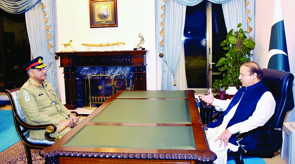 



رئيس الوزراء الباكستاني في أول لقاء مع باجوا بعد تعيينه قائدا للجيش. (أ. ف. ب)