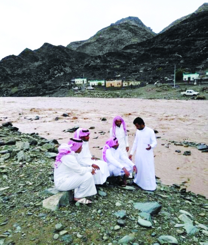 





جانب من الحوادث المختلفة التي شهدتها عسير مع هطول الأمطار، وفي الإطار معلمون محتجزون في وادي ممدد. (عكاظ)