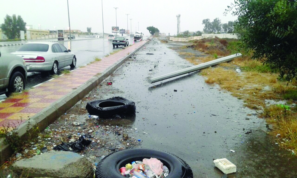 





الآثار التي خلفتها الأمطار في أحد الطرق. 