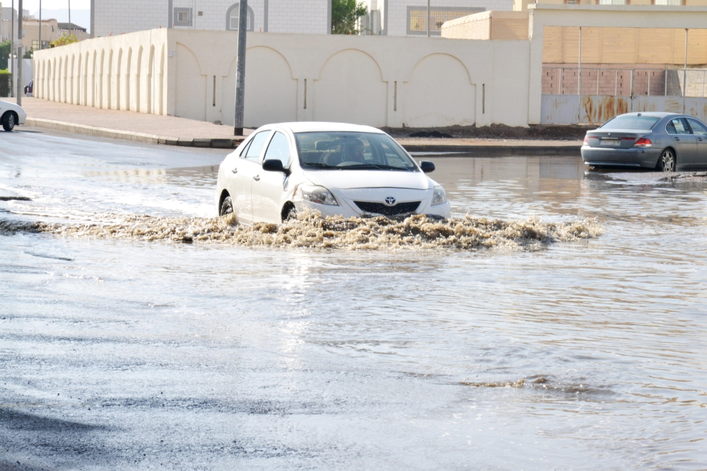 مركبات سقطت في أحد شوارع سلطانة بسبب عدم تصريف للمياه. 