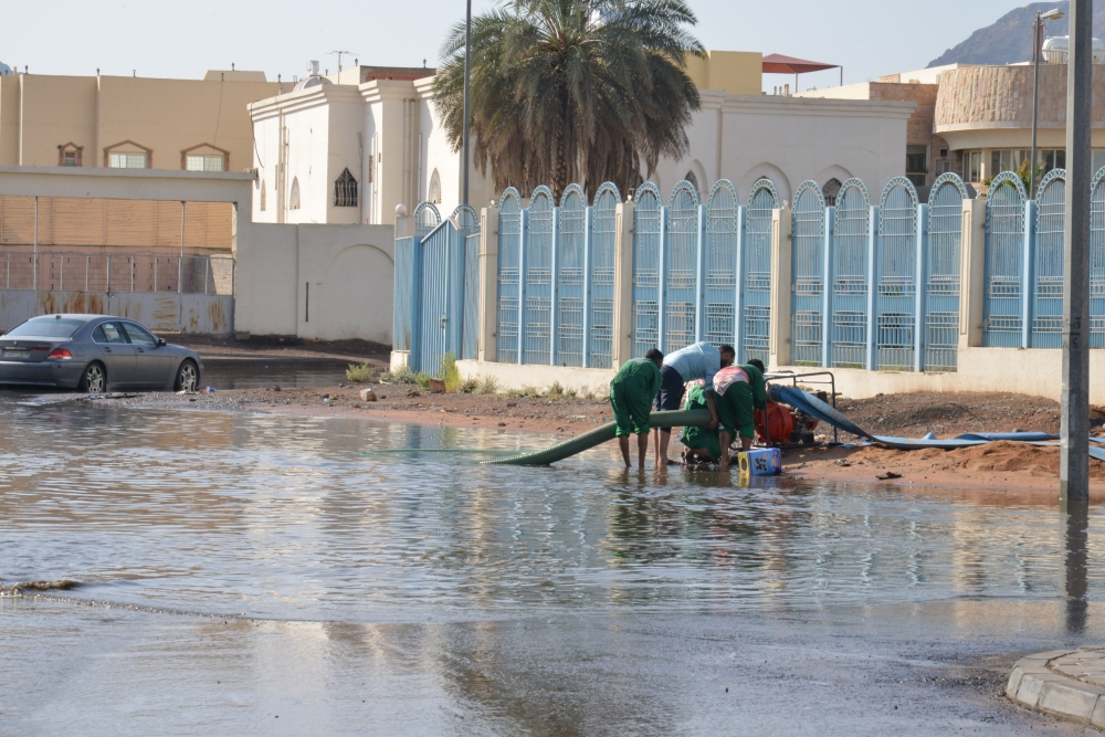 عمال يقومون بشفط المياه في شارع سلطانة. (تصوير: حسام كريدي) 