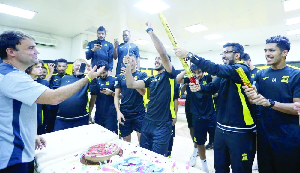 



لاعبو الاتحاد يحتفلون بيوم ميلاد المدرب سييرا. (عكاظ)