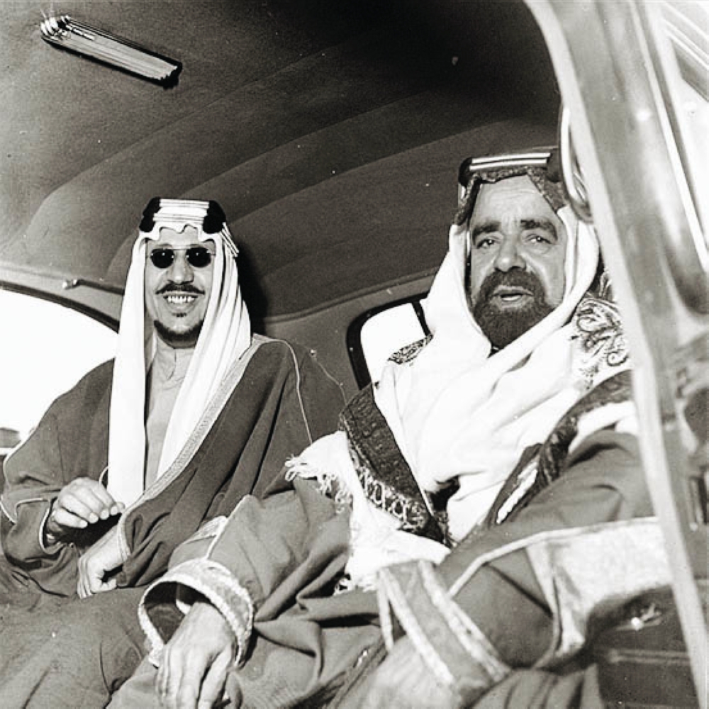 الملك سعود بن عبدالعزيز ومضيفه الشيخ سلمان بن حمد  في لقطة من داخل السيارة الملكية عام 1954.